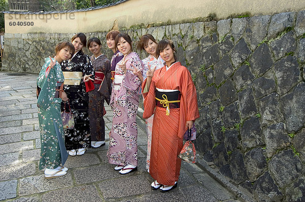 Mädchen tragen Yukata - Kimono in Gion  Kyoto Stadt  Honshu  Japan  Asien