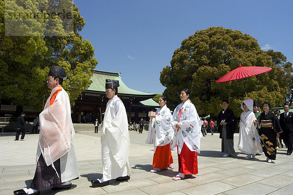 Traditionelle Hochzeitszeremonie  Meiji-Jingu Schrein  Tokyo City  der Insel Honshu  Japan  Asien