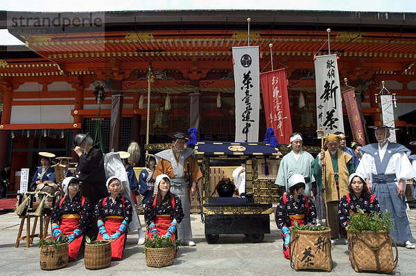 Traditionelle Kleidung und Prozession für Tee-Zeremonie  Yasaka Jinja Schrein  Kyoto  Honshu Insel  Japan  Asien