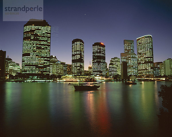 Skyline der Stadt und Brisbane River bei Nacht  Brisbane  Queensland  Australien  Pazifik