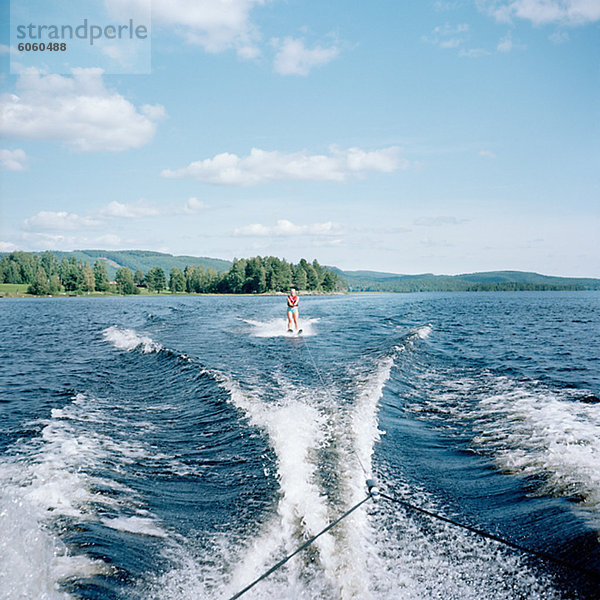 Person Wasserski auf See