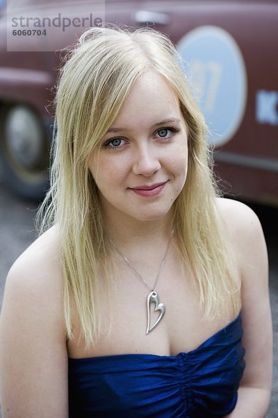 Ein junges Mädchen mit einer Halskette  Schweden.
