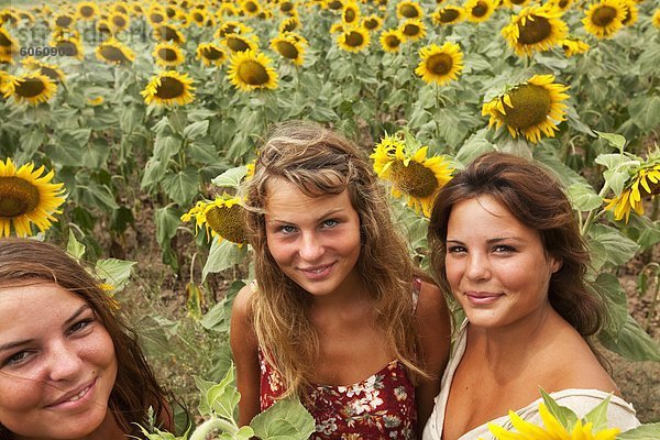 Teenager mit Spaß im Sonnenblumenfeld