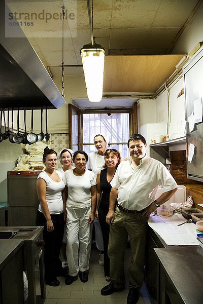 Porträt von kleinen Restaurantbesitzer und Personal