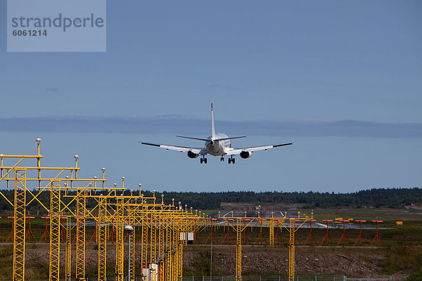 Düsen im Flug über airport