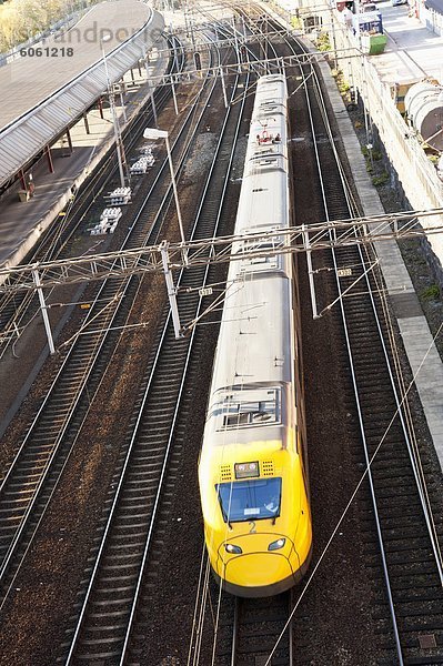 High-Speed-Zug am Bahnhof  erhöhte Ansicht
