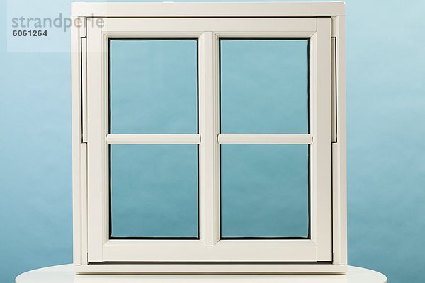 Fensterrahmen vor blauem Hintergrund