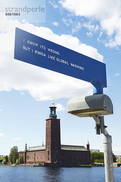 Ein Schild vor Stockholm Rathaus