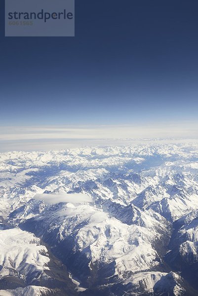 Blick auf schneebedeckte Gebirge