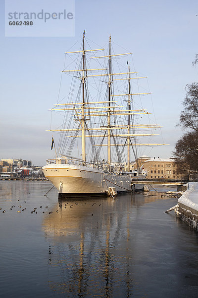 Segelschiff und Jugendherberge in Hafen  Stockholm