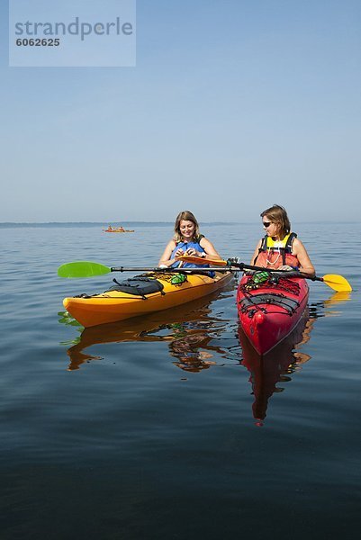 Zwei Frauen Kajak auf See