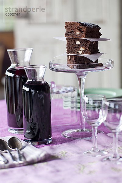 Nahaufnahme von Kuchen und Wein Karaffen auf Tisch