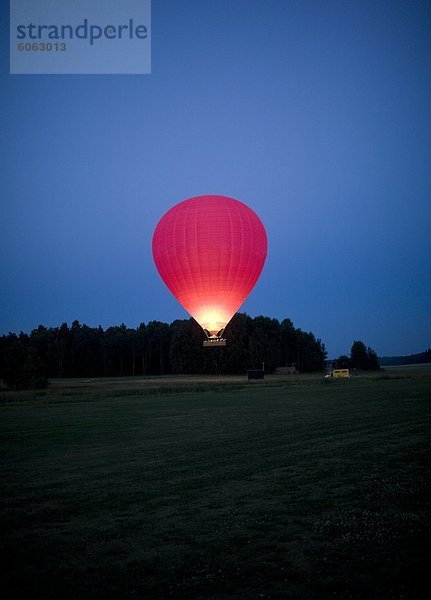 Rosa Heißluftballon in der Abenddämmerung