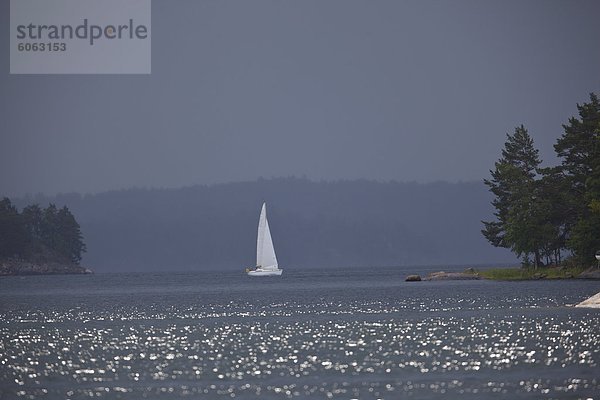 Fernen Segelboot am Fluss