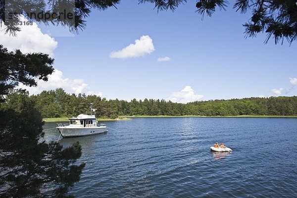 Jungen im Schlauchboot am See