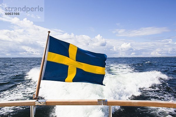 Schwedische Flagge auf Motorboot