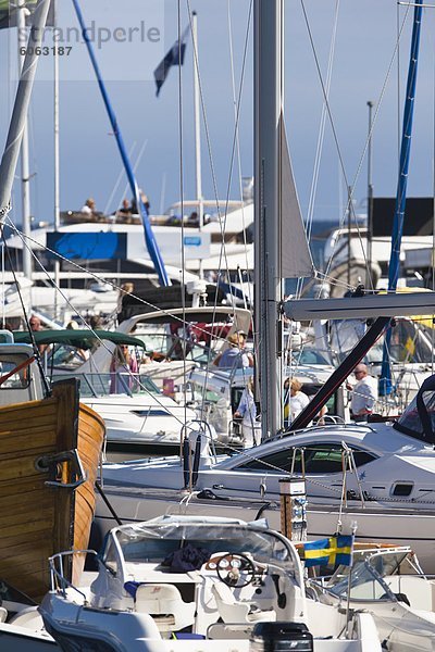 Yachten und Segelboote im Hafen