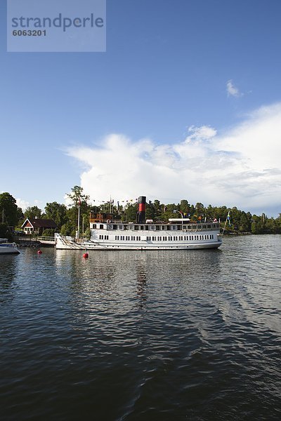 Kreuzfahrtschiff im Hafen