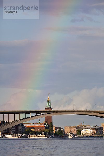 Regenbogen über Stockholm Rathaus
