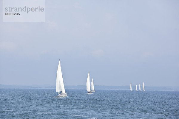 Segelboote am Meer