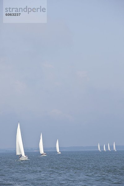 Segelboote am Meer