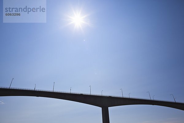 Ansicht der Brücke gegen blauen Himmel