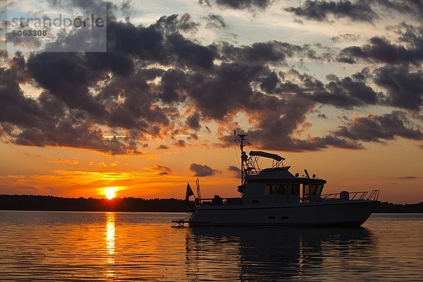 Motorboot im Meer in der Dämmerung