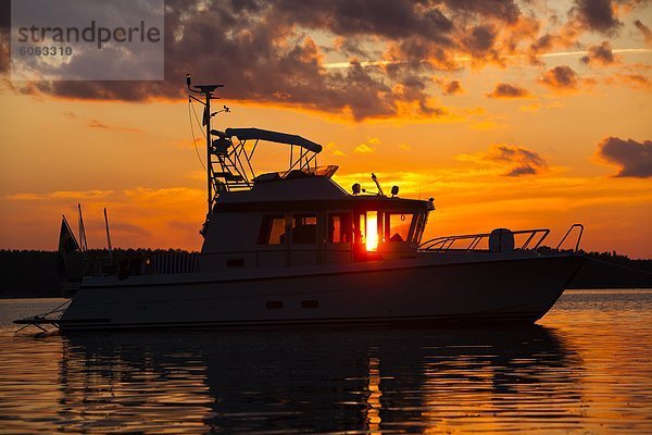 Motorboot im Meer in der Dämmerung