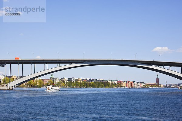 Brücke über den See mit Stadt im Hintergrund