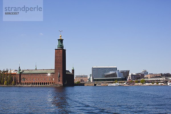 Stockholms stadshus neben See