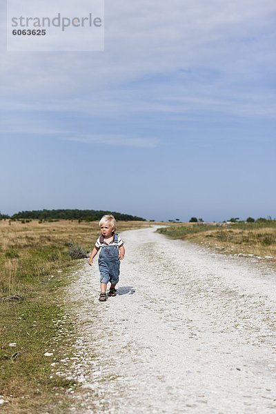 Jungen auf Feldweg