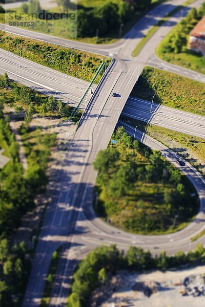 Luftaufnahme der Autobahn mit Kreisverkehr