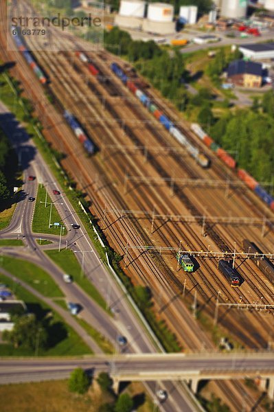 Luftbild von Eisenbahnschienen und Straßen