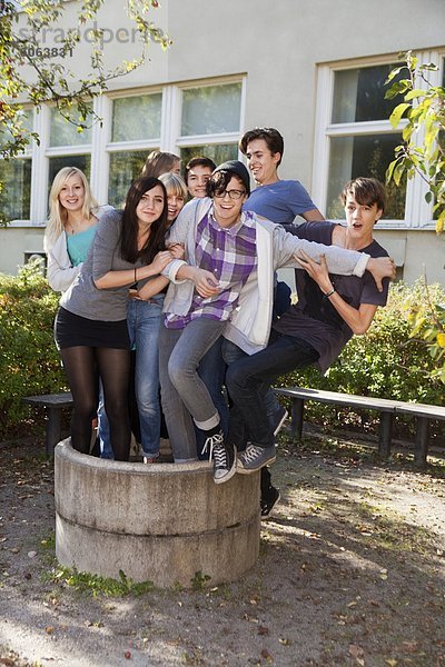 Gruppe von Jugendlichen außerhalb der Schule spielen