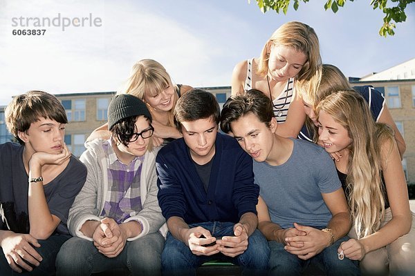 Gruppe Jugendlicher Blick auf Handy
