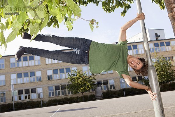 Teenager balancieren auf Laterne