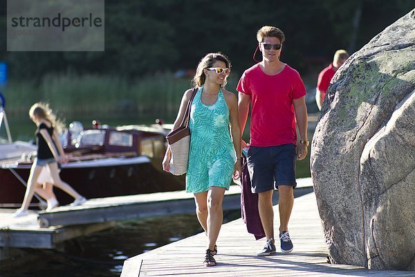 Junges Paar walking am Bootssteg am Wasser