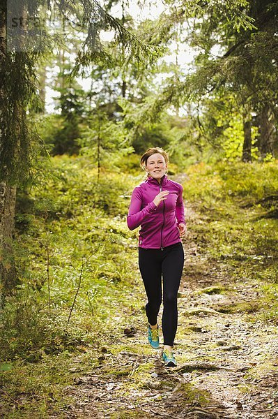 Frau Joggen durch Wald