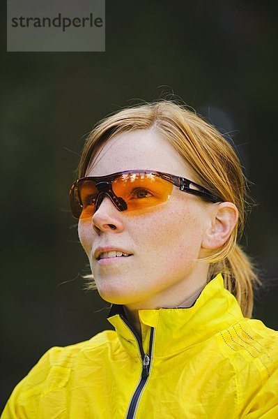 Weibliche Jogger mit Sonnenbrille