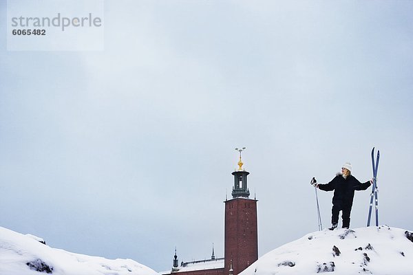 Haufen Skifahrer hoch oben Schnee