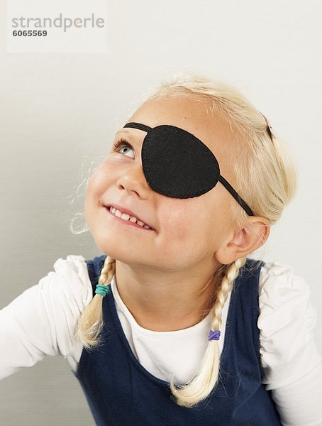 Porträt von Mädchen tragen Augenklappe in der Gesundheitspflege