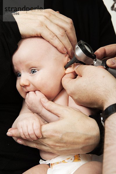 Jungen von Krankenschwester geprüft wird