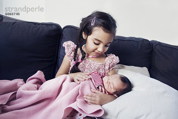 Mädchen mit kleine Schwester