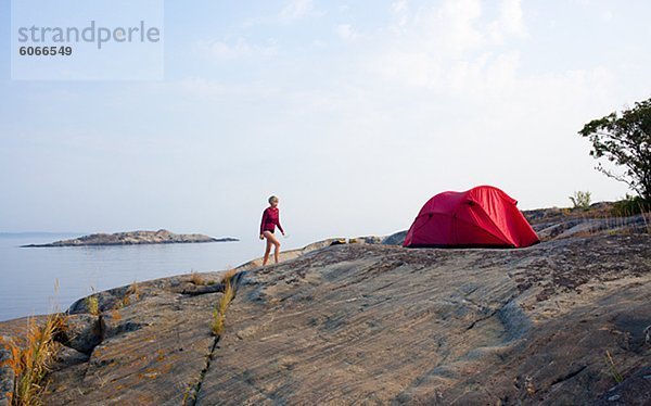 Frau auf Felsen Meer camping