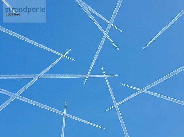 Flugzeuge gegen blauen Himmel  direkt unten