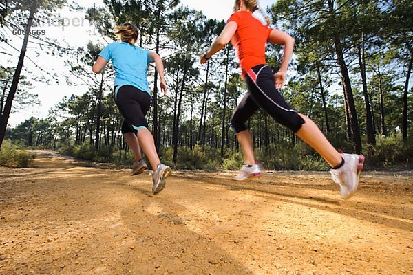 Junge Frauen Joggen  Flachwinkelansicht