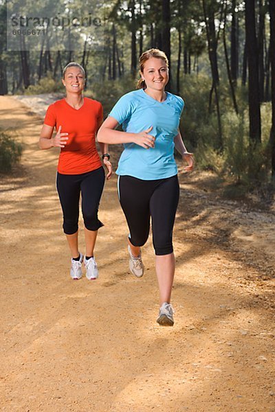 Zwei Frauen Joggen im Wald