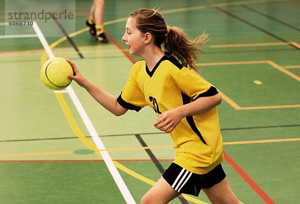 Mädchen spielen handball