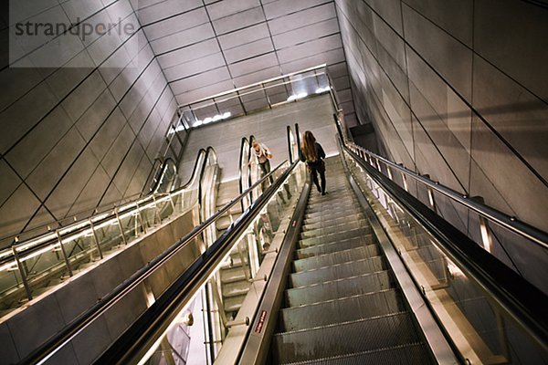 Menschen auf Rolltreppe in u-Bahnstation