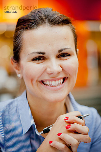 Portrait einer jungen Frau lächelnd